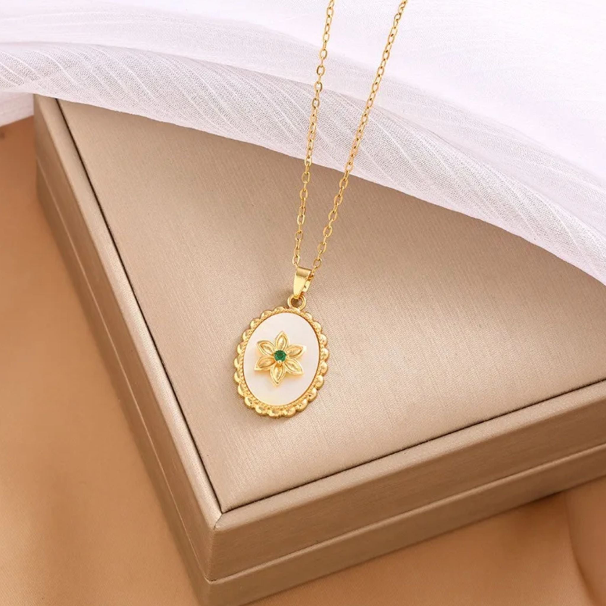 GREEN FLOWER | Colar com Flôr Dourada e Zircônia Verde em Aço Inox