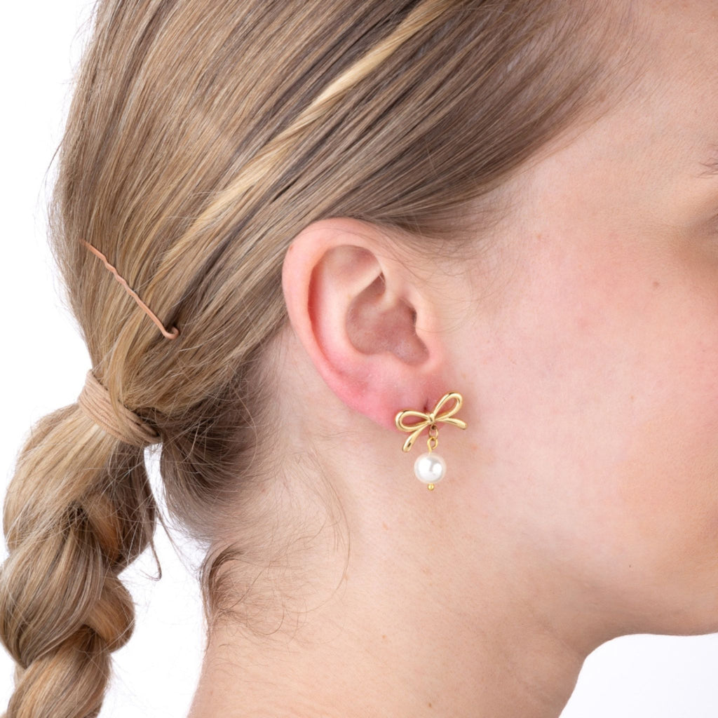 LACY | Brincos Curtos com Laço e Pérola em Aço Inoxidável