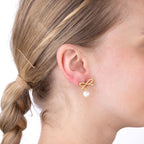 LACY | Brincos Curtos com Laço e Pérola em Aço Inoxidável