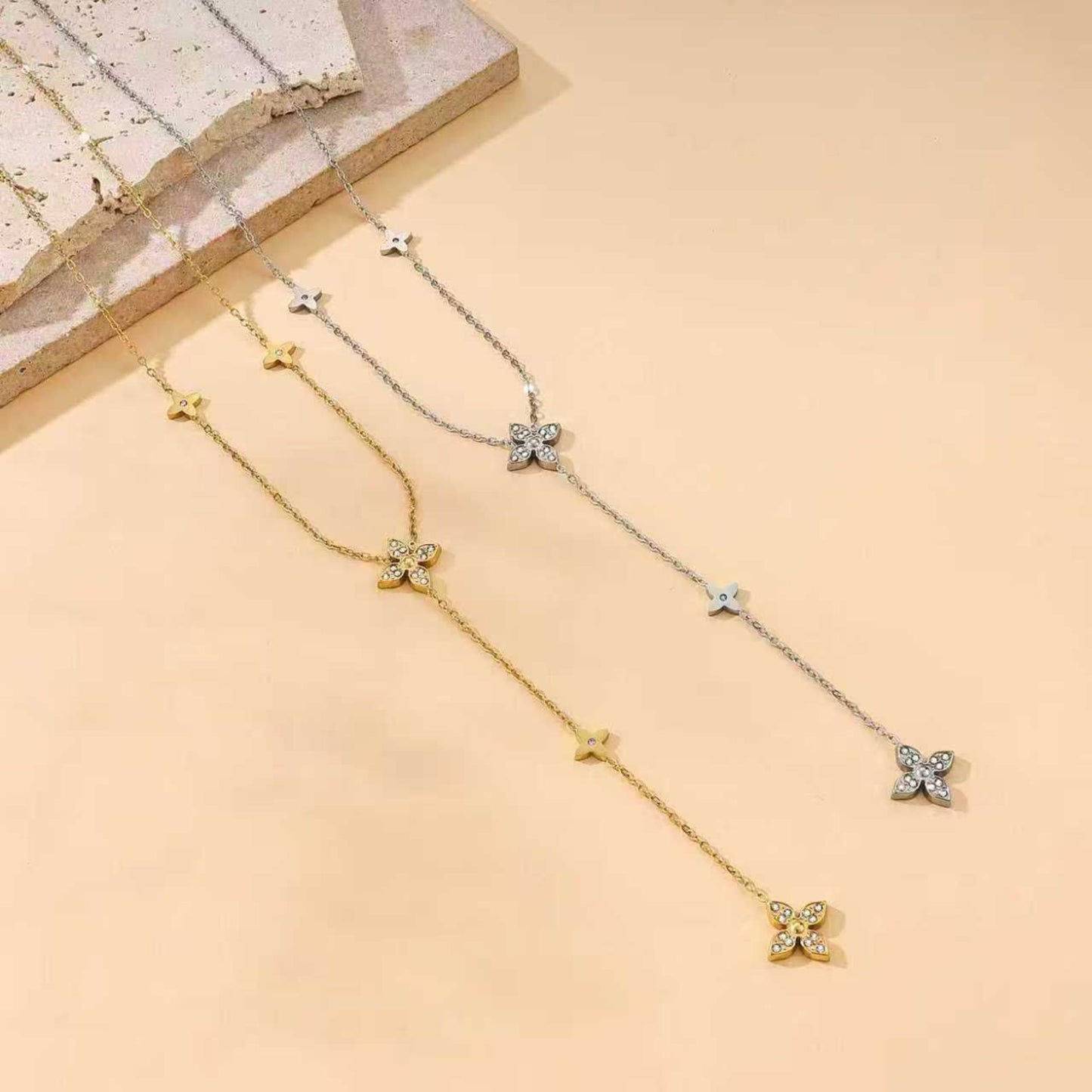 LANA | Colar Estilo Gravata com Flores em Zircónias em Aço Inox