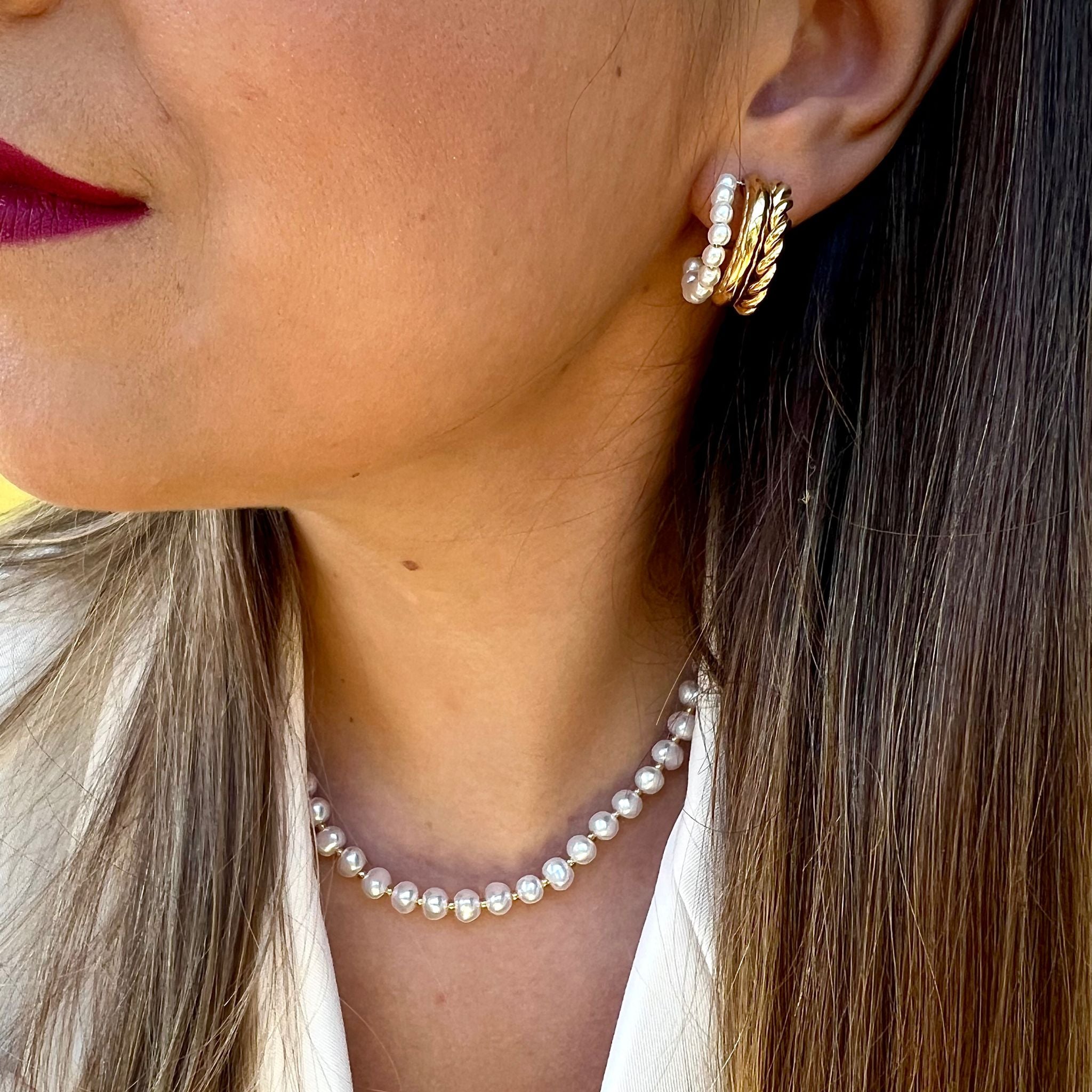 LIGIA II | Colar Tipo Gargantilha em Pérolas e Contas Douradas em Aço Inox