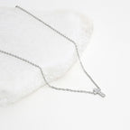 LIVIA | Colar com Mini Cruz em Zircônias Brancas em Aço Inoxidável