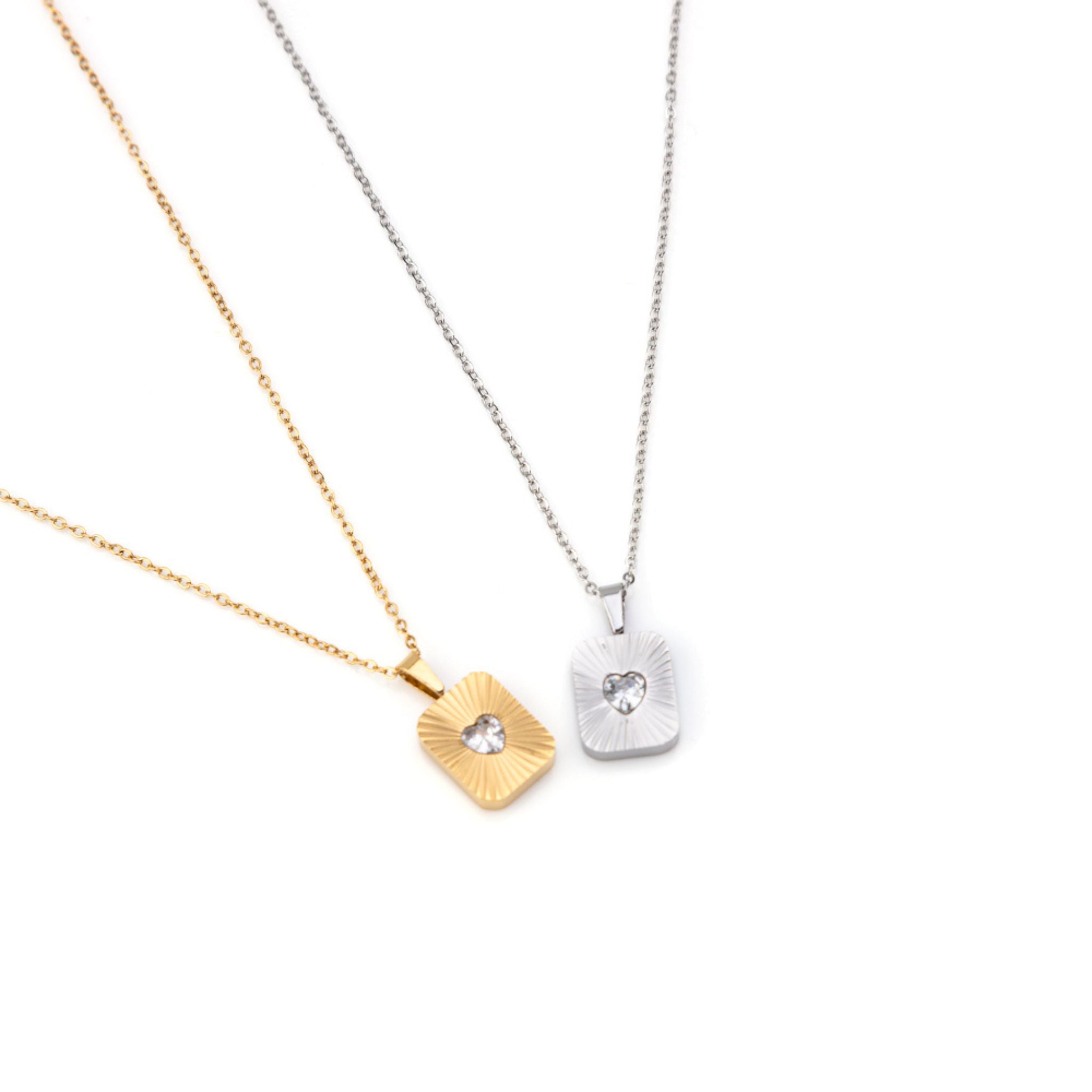 LOVE | Colar com Medalha Retangular e Coração em Zircônia em Aço Inox