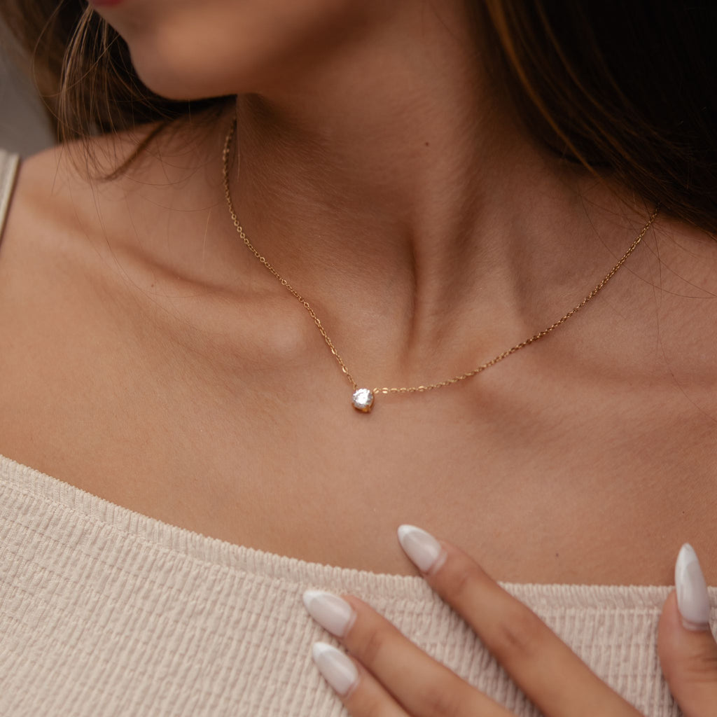 LUZ | Colar Ponto de Luz Dourado em Aço Inoxidável