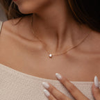 LUZ | Colar Ponto de Luz Dourado em Aço Inoxidável