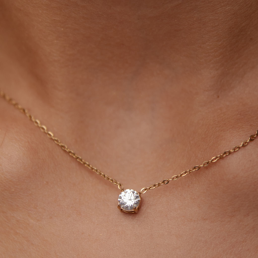 LUZ | Colar Ponto de Luz Dourado em Aço Inoxidável