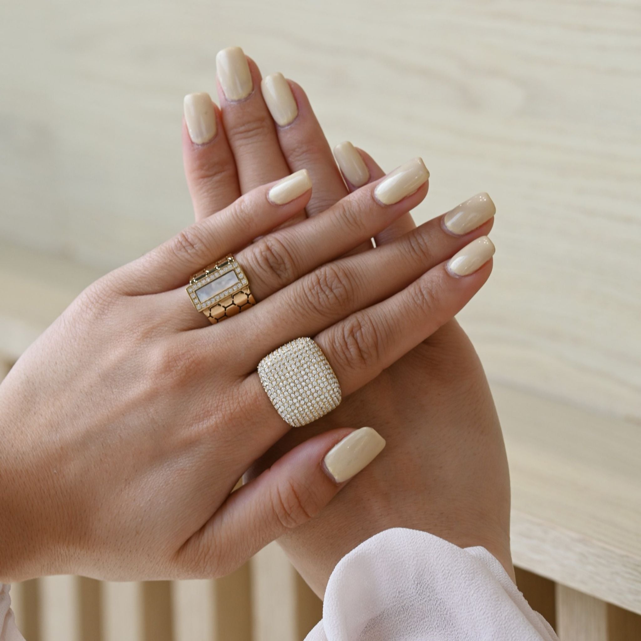 LOLITA | Anel em Madrepérola e Zircônias em Aço Inoxidável com