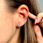 LUZ | Brincos curtos ponto de luz dourado em Aço Inoxidável