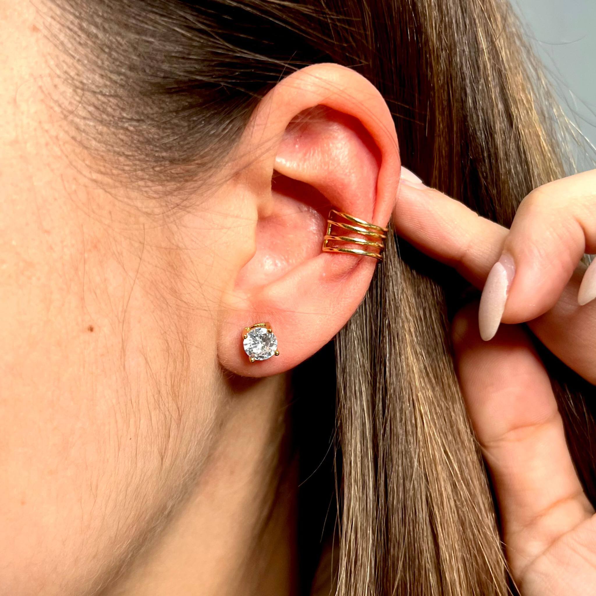 LUZ | Brincos curtos ponto de luz dourado em Aço Inoxidável