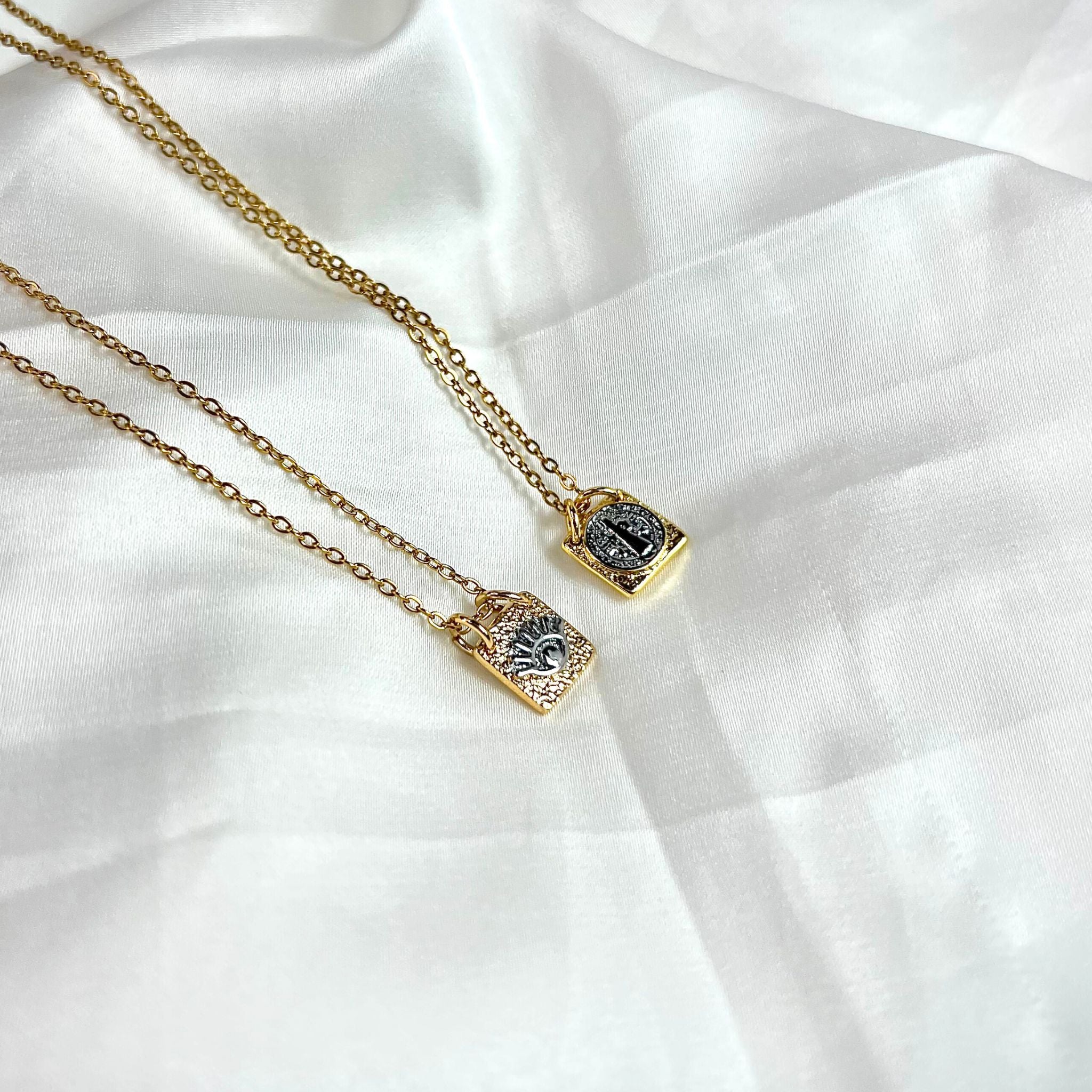 MAGIC | Colar Tipo Escapulário com Medalhas Simbólicas Multicolor em Aço Inox