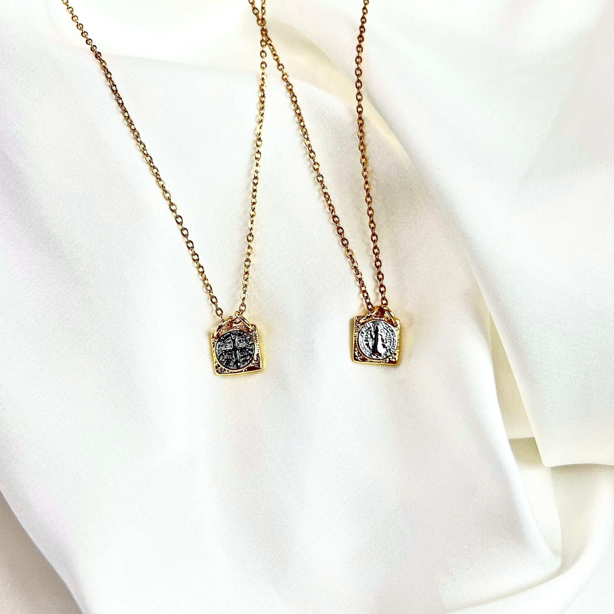 MAGIC | Colar Tipo Escapulário com Medalhas Simbólicas Multicolor em Aço Inox