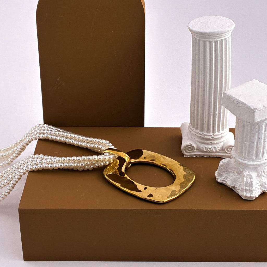 MAXI PEARL I | Colar Maxi com Múltiplas Pérolas e Pendente Retangular