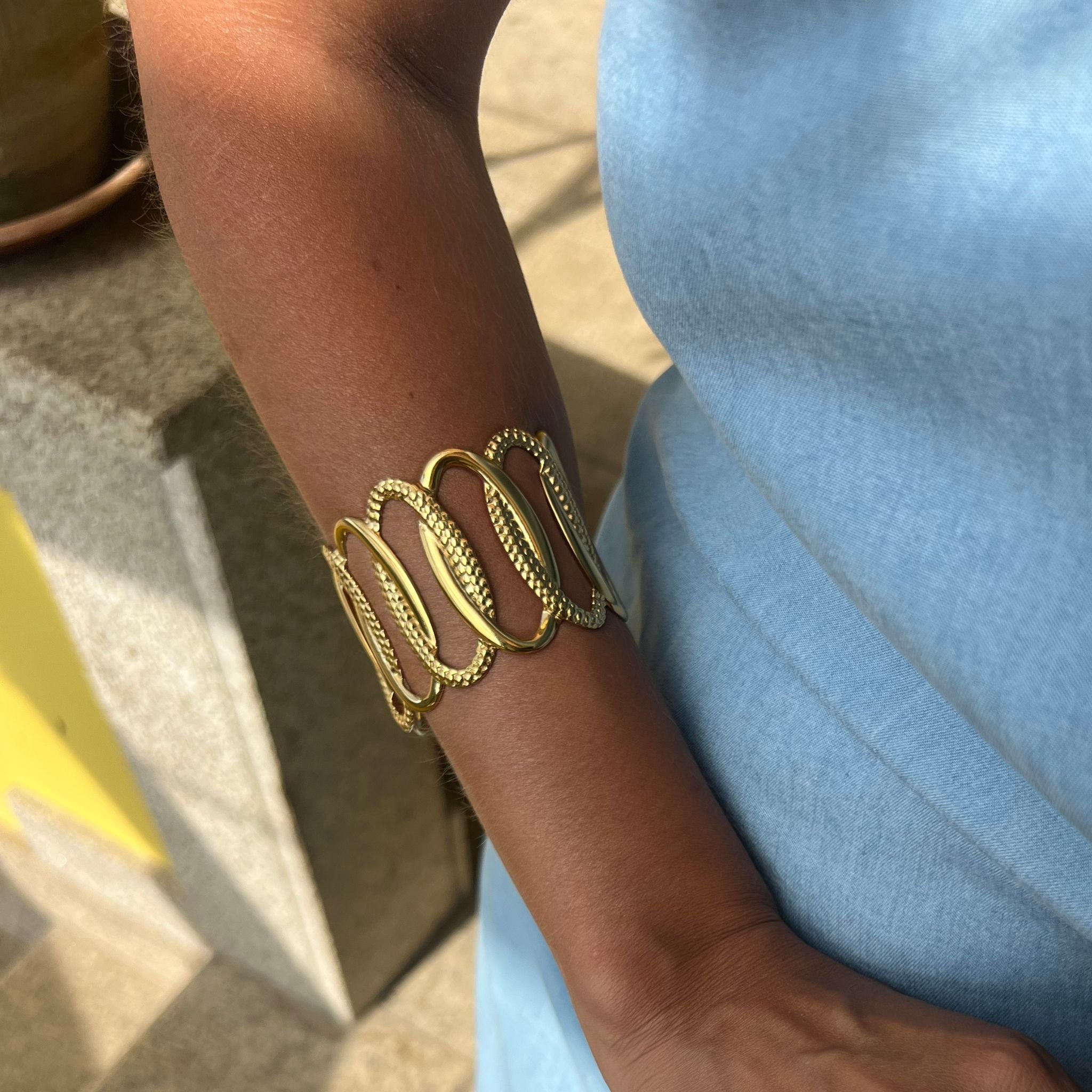 MIAMI | Pulseira Tipo Escrava com Elos Ovais Trabalhados em Aço Inoxidável