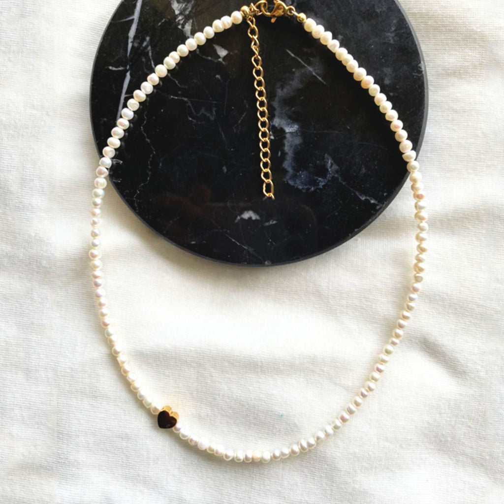 MINI HEART | Colar em Pérolas com Mini Coração Dourado e Prateado em Aço Inox