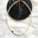 MINI HEART | Colar em Pérolas com Mini Coração Dourado e Prateado em Aço Inox