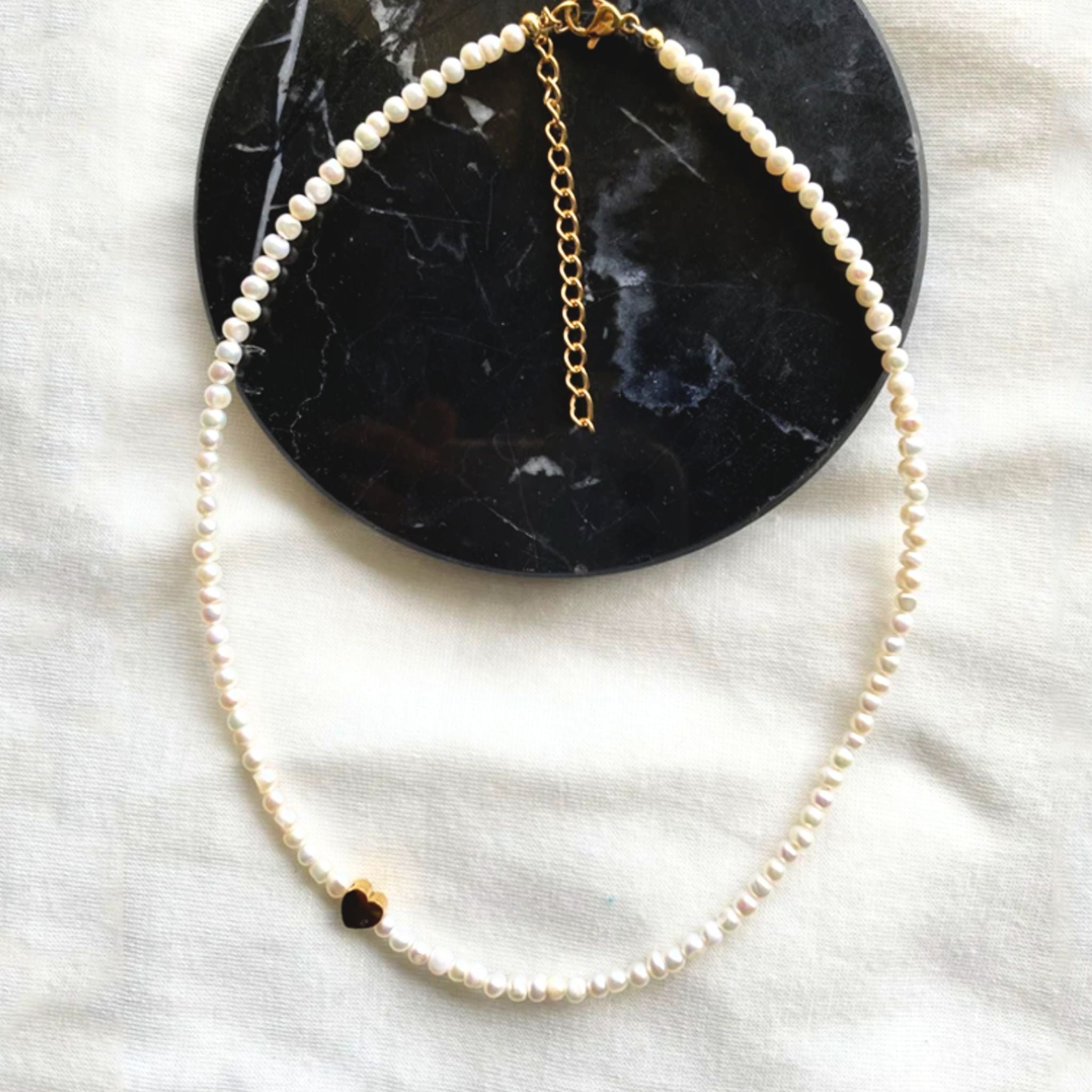 MINI HEART | Colar em Pérolas com Mini Coração Dourado e Prateado em Aço Inox