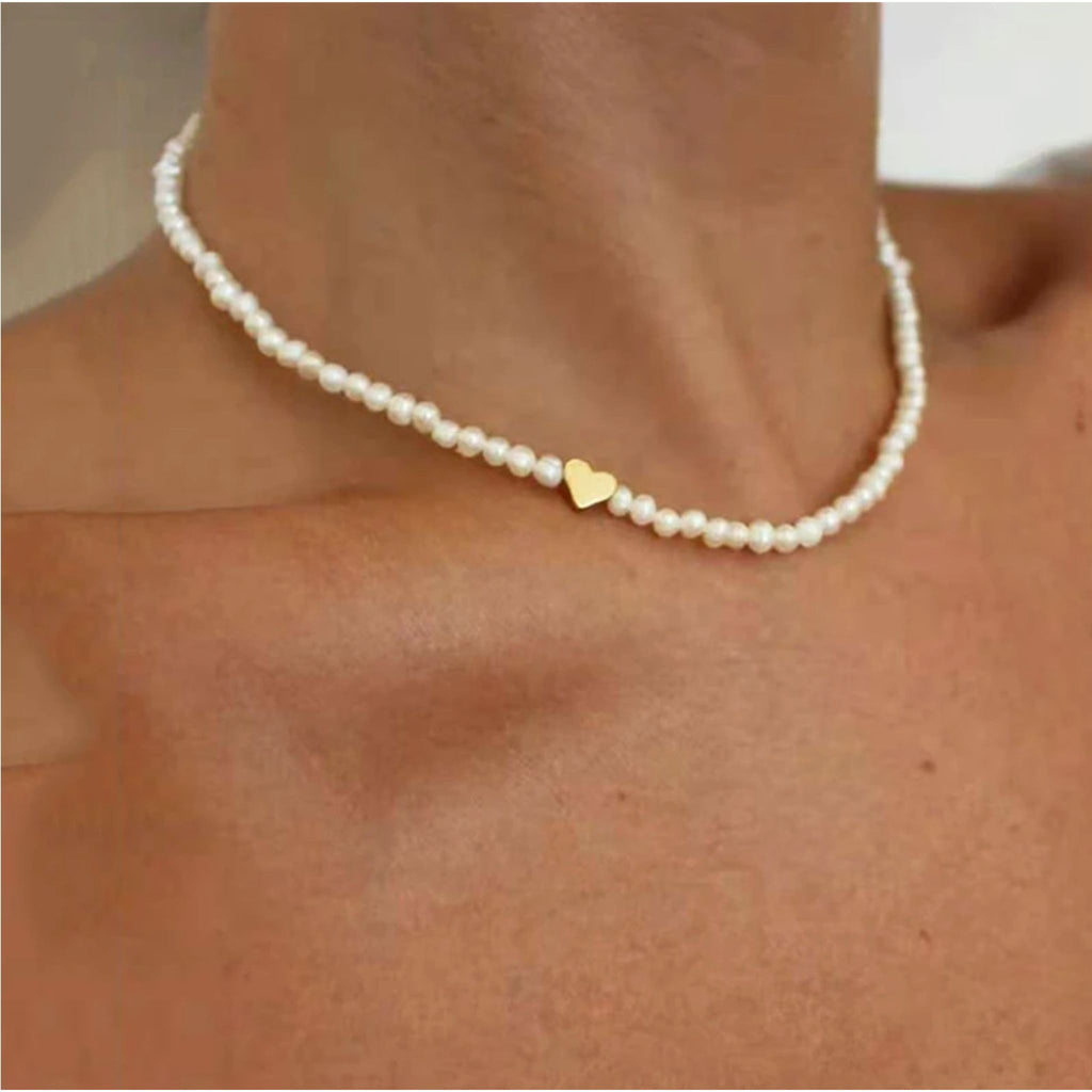 MINI HEART | Colar em Pérolas com Mini Coração Dourado e Prateado em Aço Inox