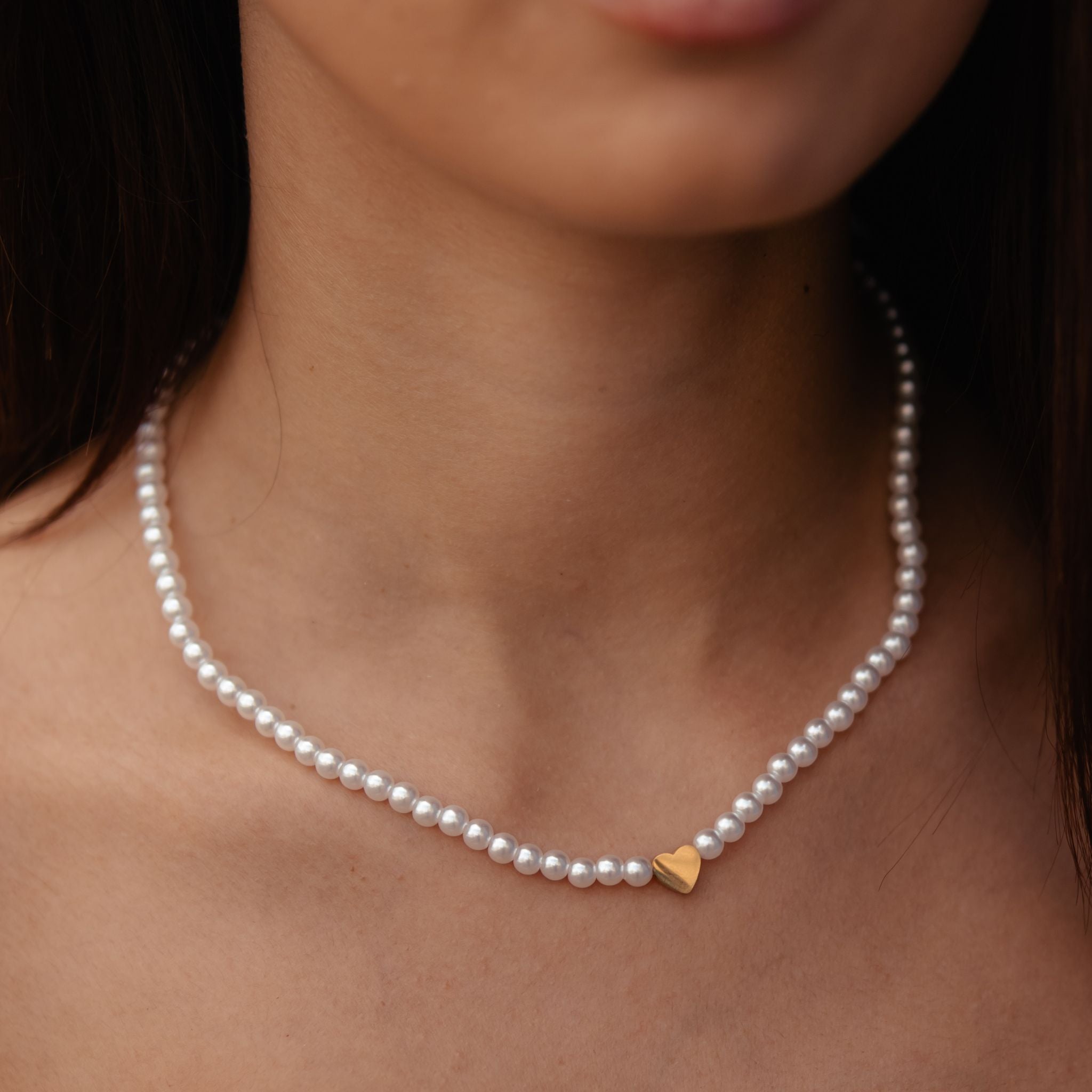 MINI HEART | Colar em Pérolas com Mini Coração Dourado e Prateado em Aço Inox