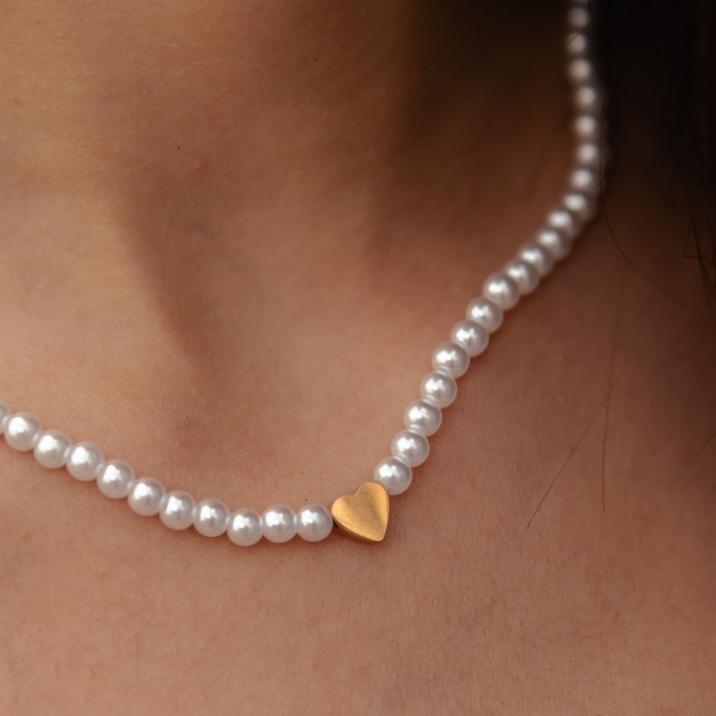 MINI HEART | Colar em Pérolas com Mini Coração Dourado e Prateado em Aço Inox