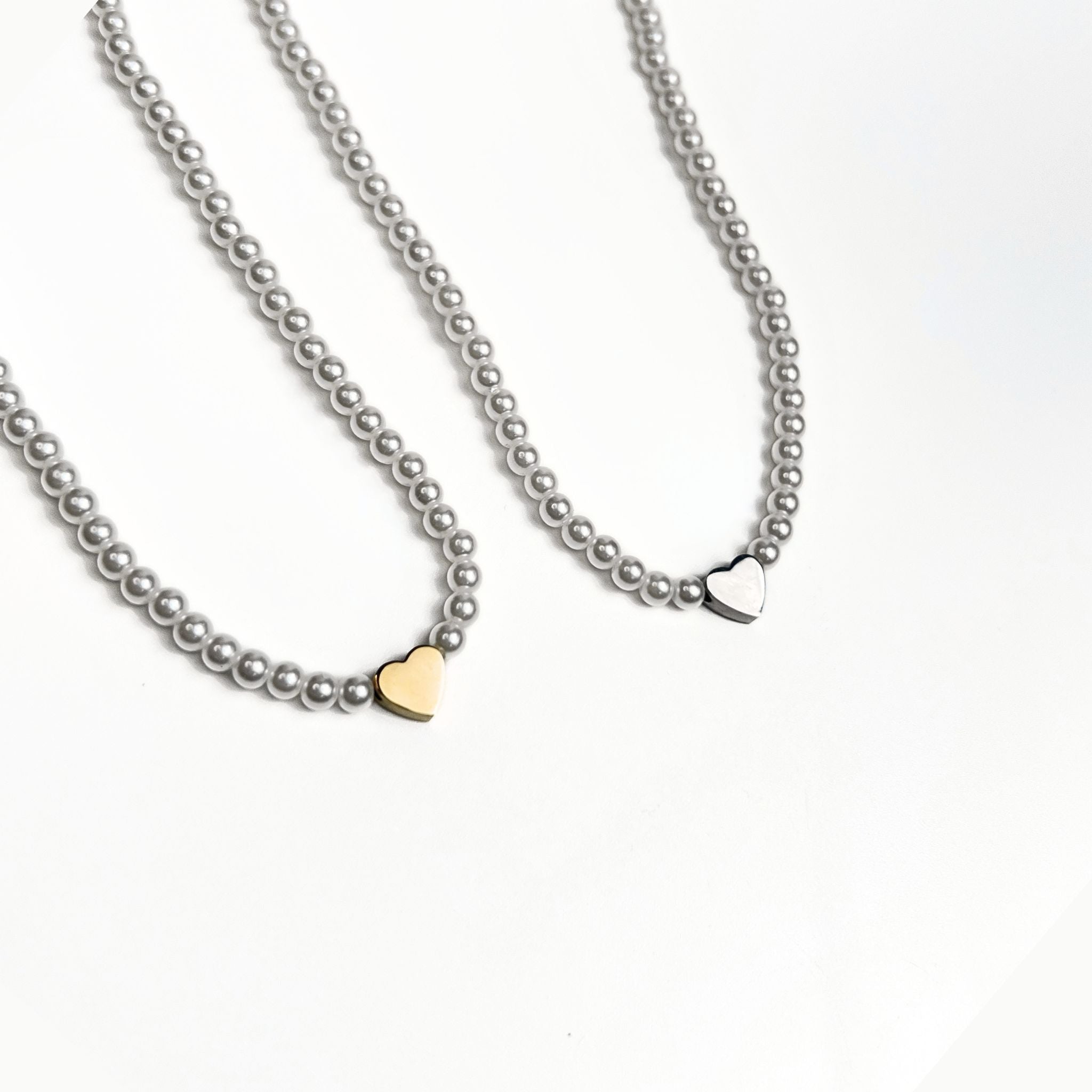 MINI HEART | Colar em Pérolas com Mini Coração Dourado e Prateado em Aço Inox
