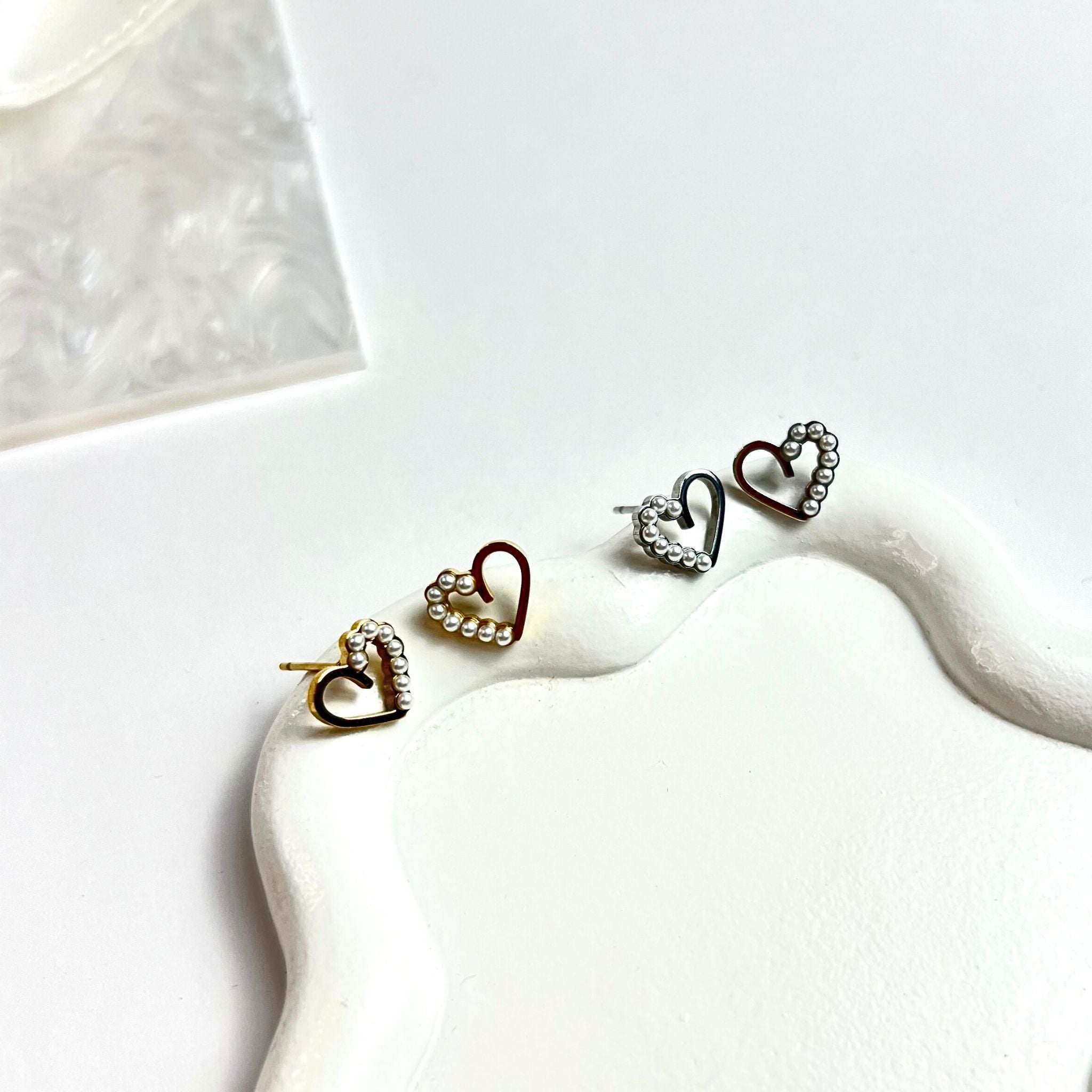 MONICA | Brincos Mini Coração com Pérolas em Aço Inoxidável