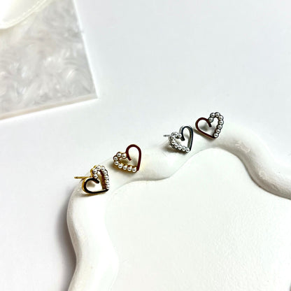 MONICA | Brincos Mini Coração com Pérolas em Aço Inoxidável