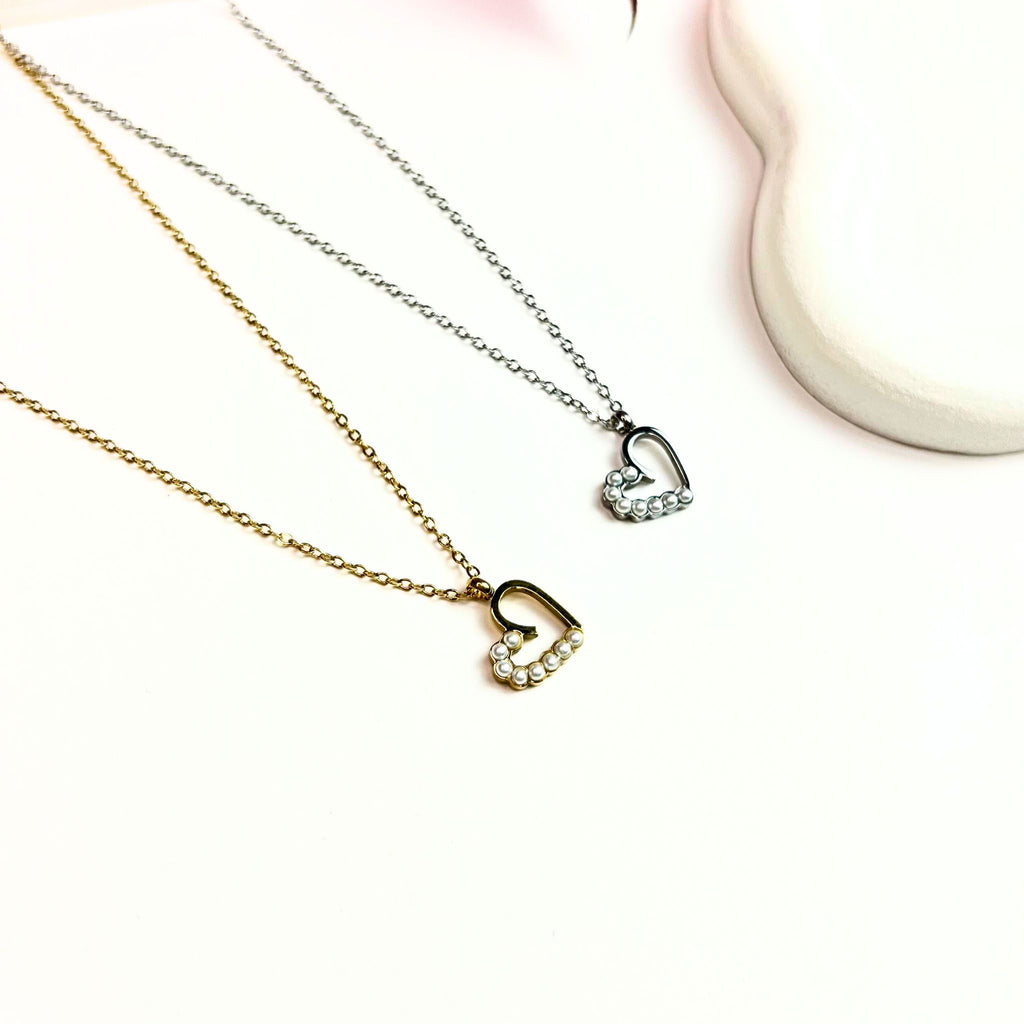 MONICA | Colar Mini Coração com Pérolas em Aço Inoxidável