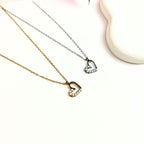 MONICA | Colar Mini Coração com Pérolas em Aço Inoxidável