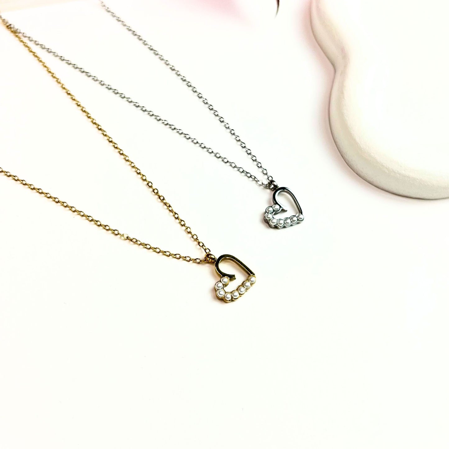 MONICA | Colar Mini Coração com Pérolas em Aço Inoxidável