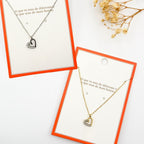 MONICA | Colar Mini Coração com Pérolas em Aço Inoxidável