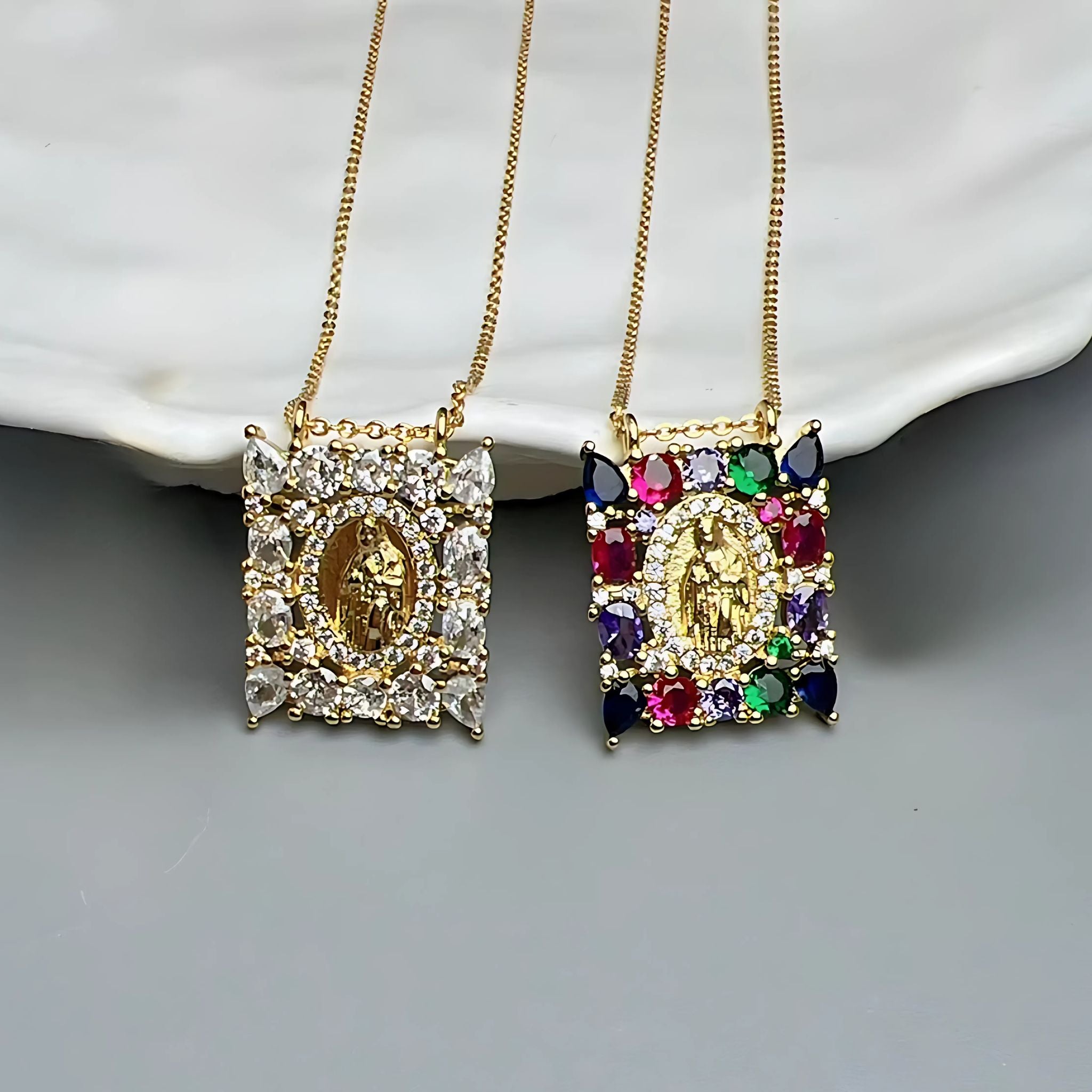 MARIA II | Colar tipo Escapulário com Medalha de Nossa Senhora e Zircônias em Aço Inox