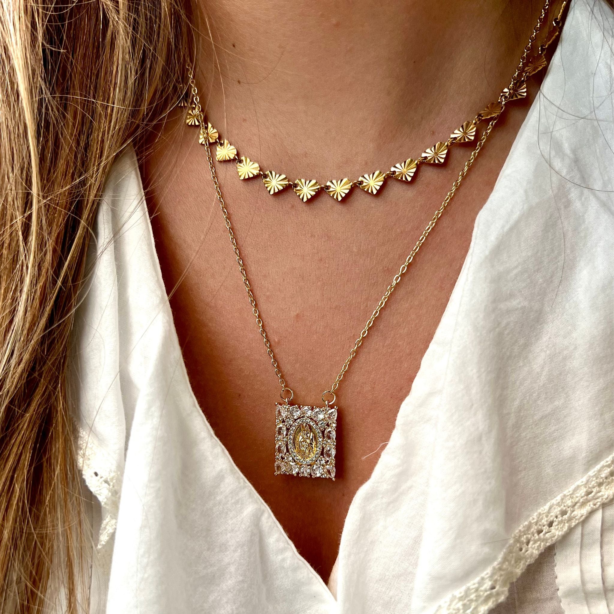 MARIA II | Colar tipo Escapulário com Medalha de Nossa Senhora e Zircônias em Aço Inox