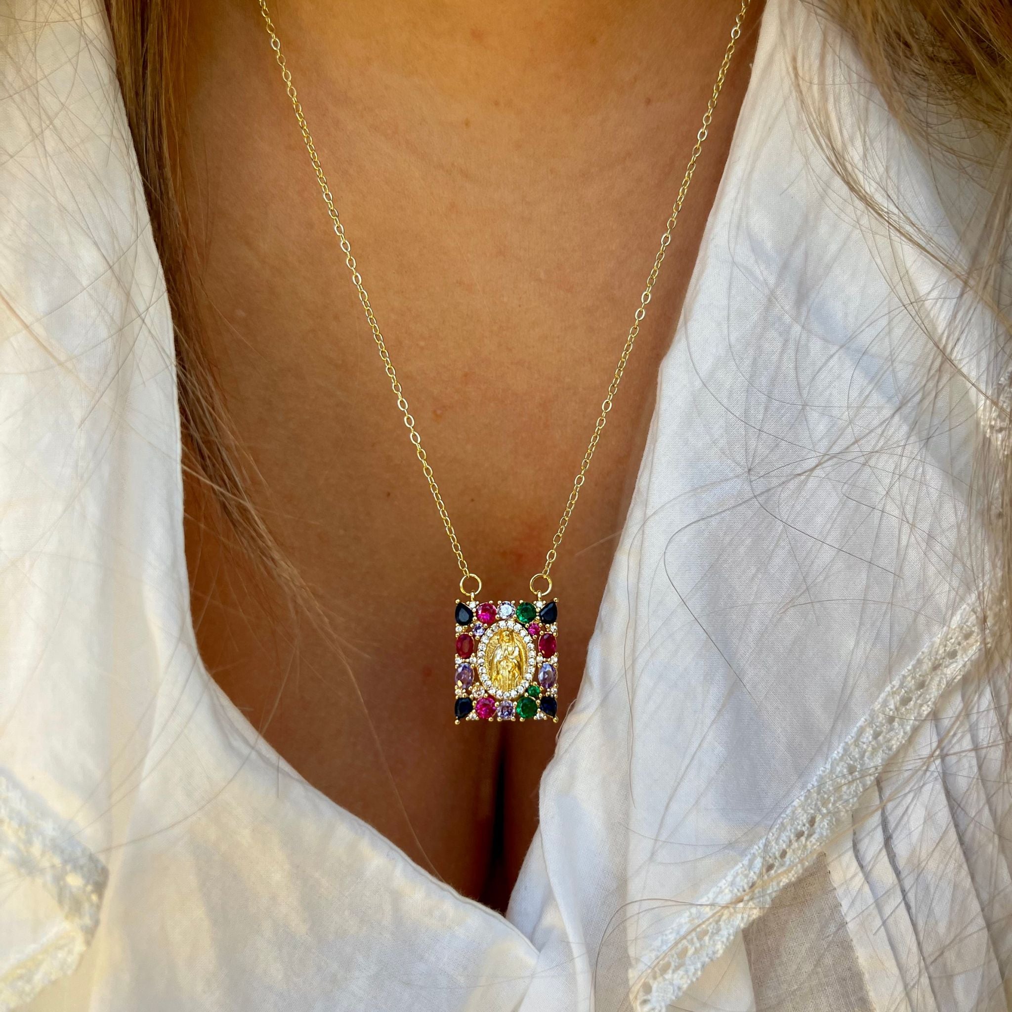 MARIA II | Colar tipo Escapulário com Medalha de Nossa Senhora e Zircônias em Aço Inox