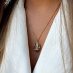 SANTUS | Colar com Medalha Religiosa e Zircônias Multicoloridas em Aço Inox