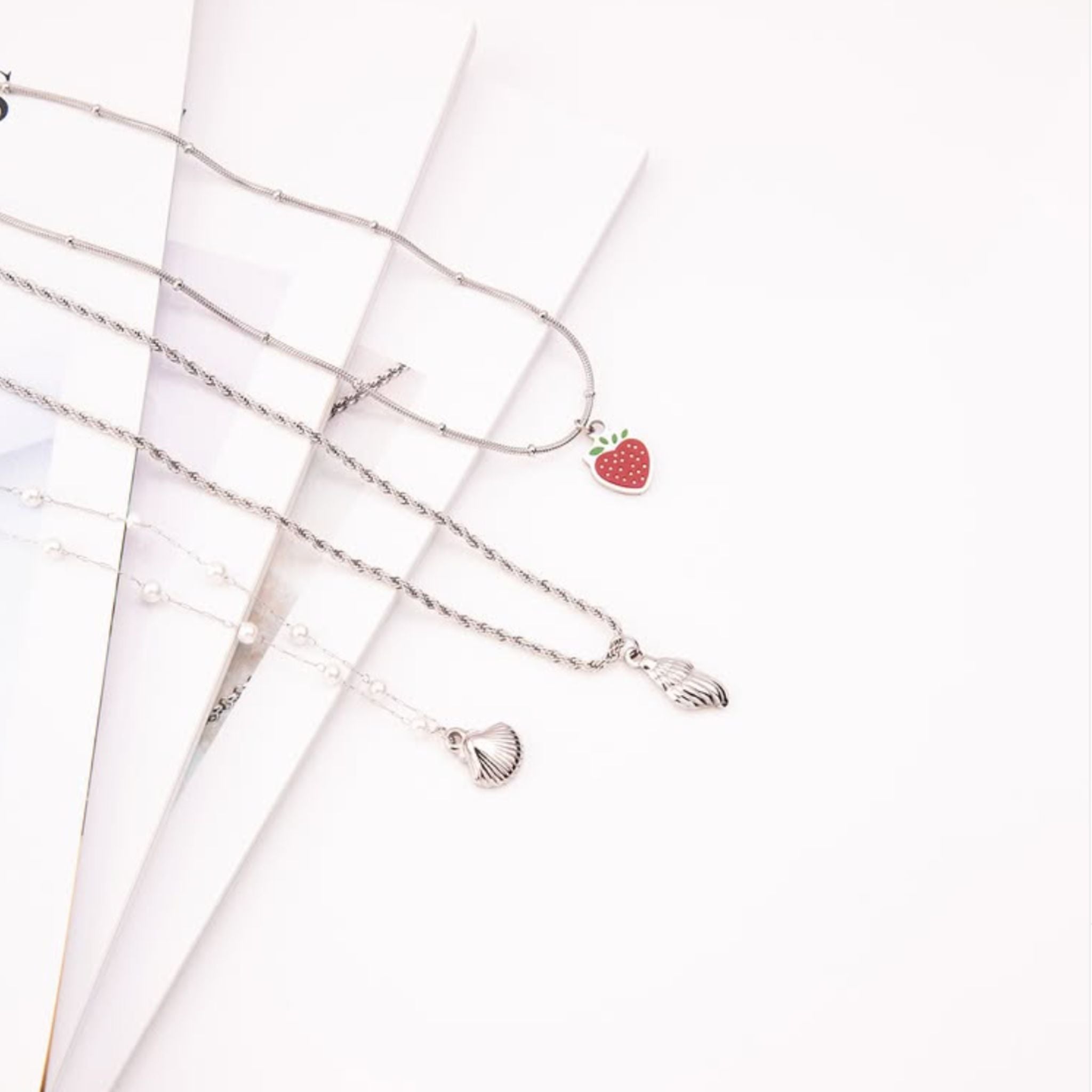 SHELL | Colar em Pérolas com Concha em Aço Inoxidáve