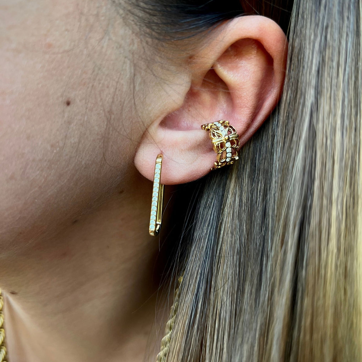 FLORENCE | Earcuff com Flores e Zircônias em Aço Inoxidável