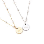 SIMONE | Colar em Pérolas com Medalha “Mãe” Gravada em Aço Inox