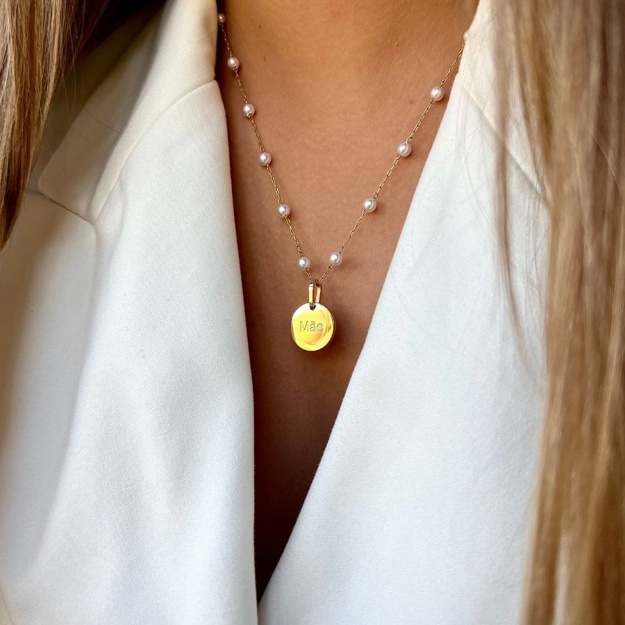 SIMONE | Colar em Pérolas com Medalha “Mãe” Gravada em Aço Inox