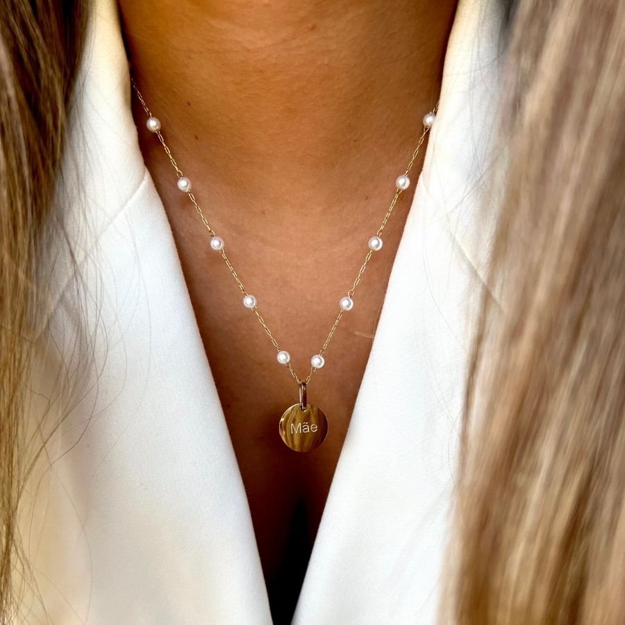 SIMONE | Colar em Pérolas com Medalha “Mãe” Gravada em Aço Inox