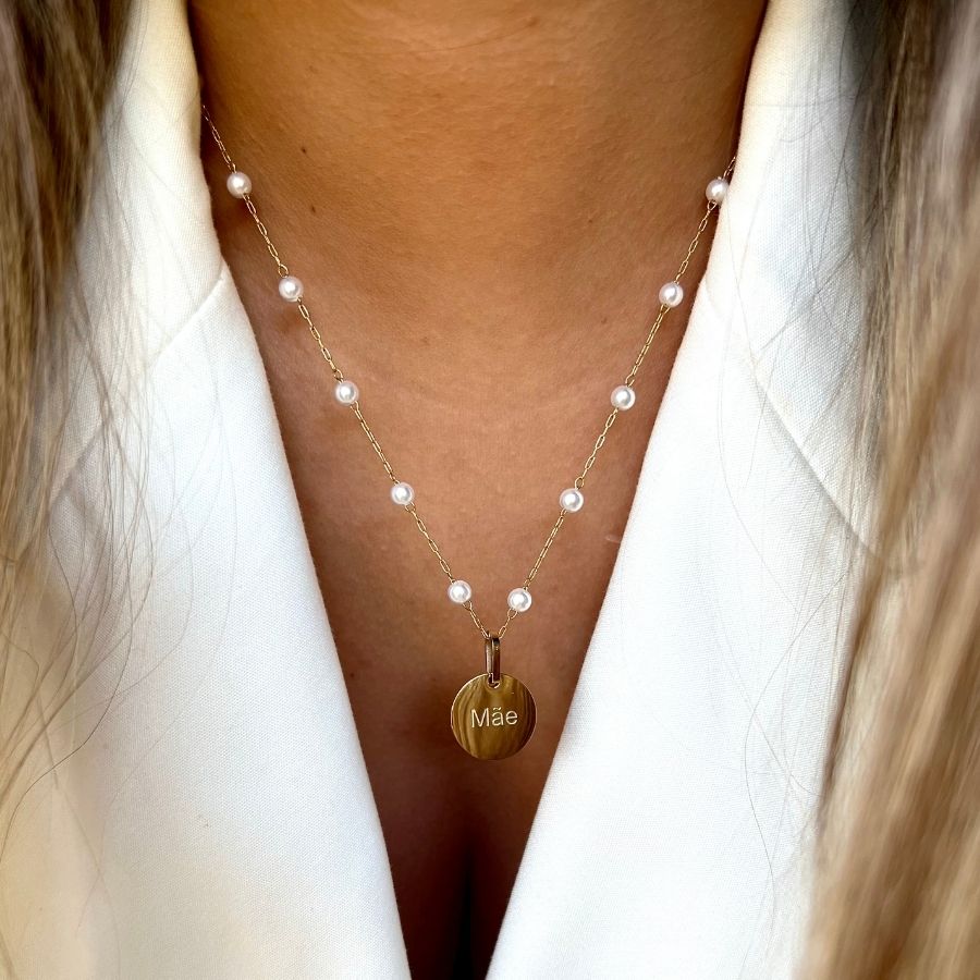 SIMONE | Colar em Pérolas com Medalha “Mãe” Gravada em Aço Inox