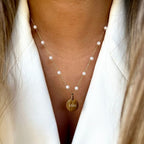 SIMONE | Colar em Pérolas com Medalha “Mãe” Gravada em Aço Inox