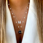 SIMONE | Colar em Pérolas com Medalha “Mãe” Gravada em Aço Inox