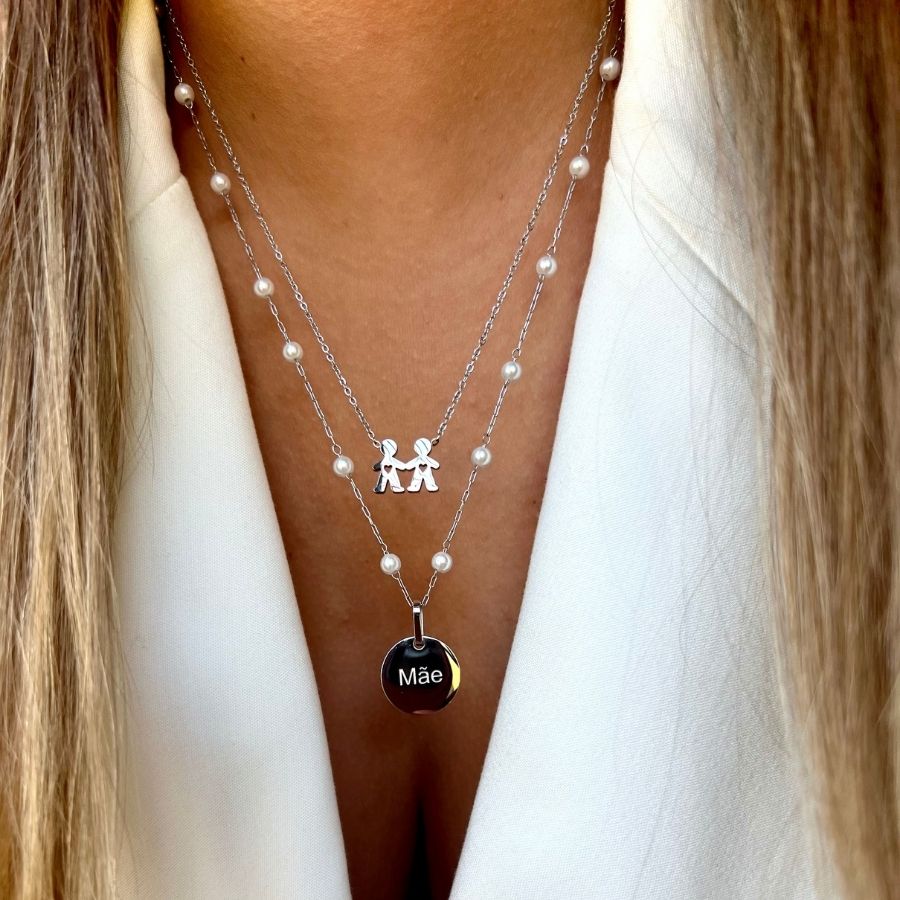 SIMONE | Colar em Pérolas com Medalha “Mãe” Gravada em Aço Inox