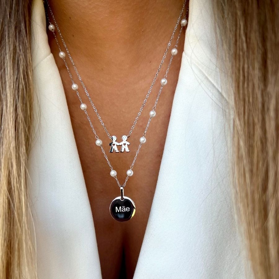 SIMONE | Colar em Pérolas com Medalha “Mãe” Gravada em Aço Inox