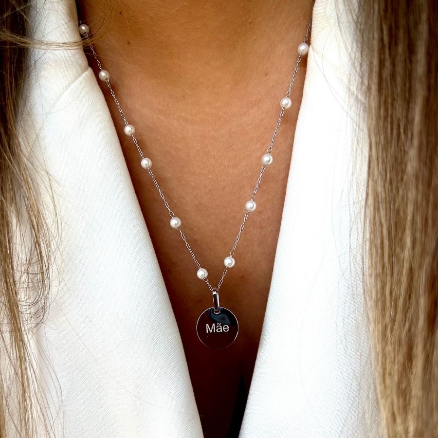 SIMONE | Colar em Pérolas com Medalha “Mãe” Gravada em Aço Inox