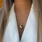 SIMONE | Colar em Pérolas com Medalha “Mãe” Gravada em Aço Inox