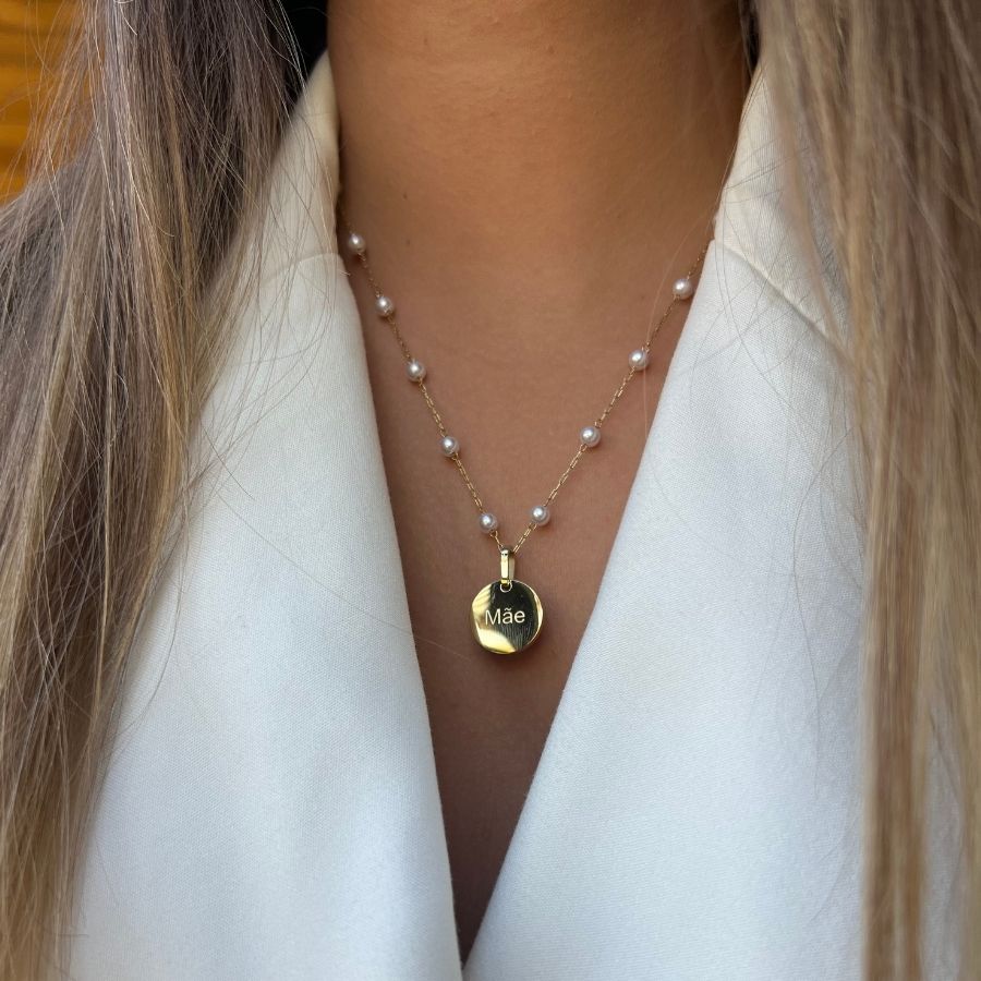 SIMONE | Colar em Pérolas com Medalha “Mãe” Gravada em Aço Inox
