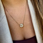 SKY | Colar com Pendente Redondo e Pomba ao Centro em Aço Inoxidável