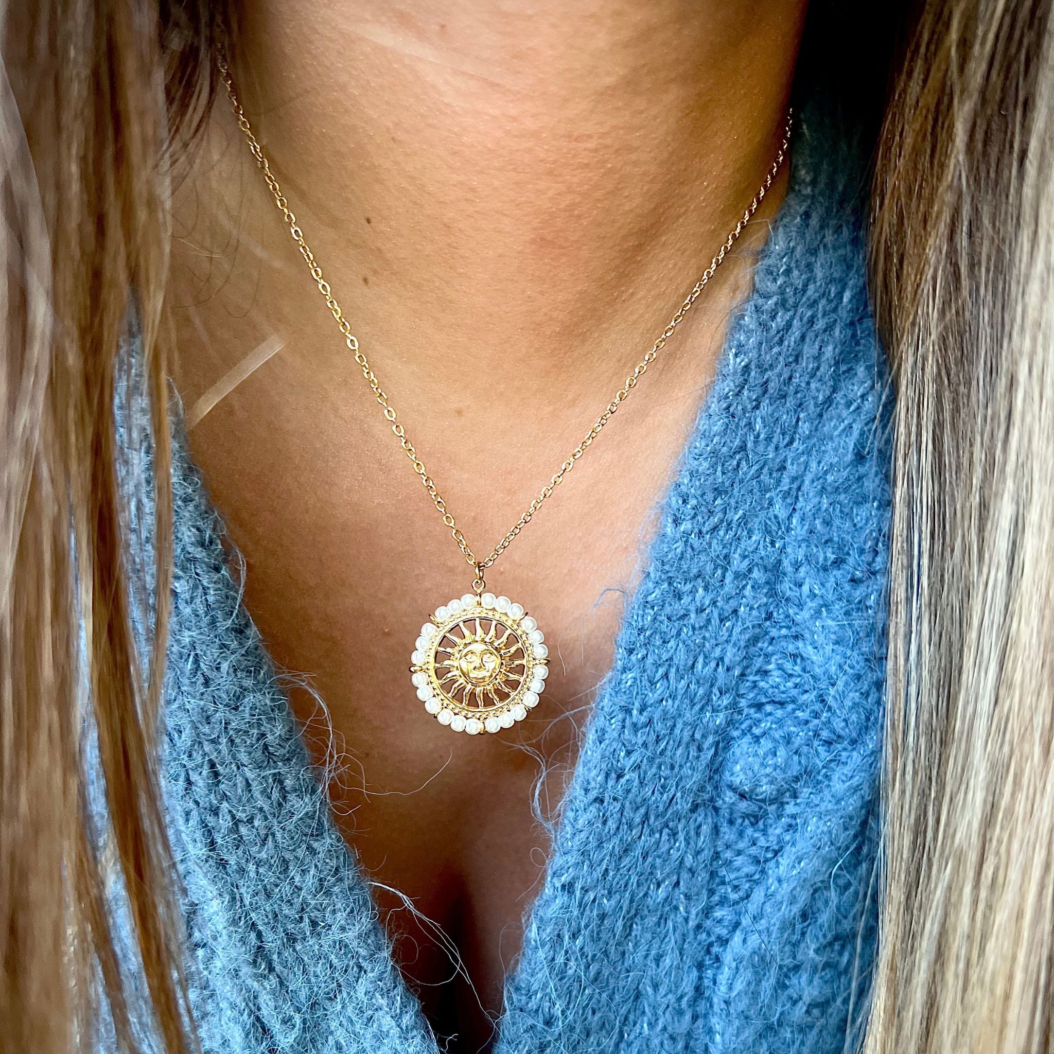 SOL | Colar com Medalha de Sol e Missangas Brancas em Aço Inoxidável