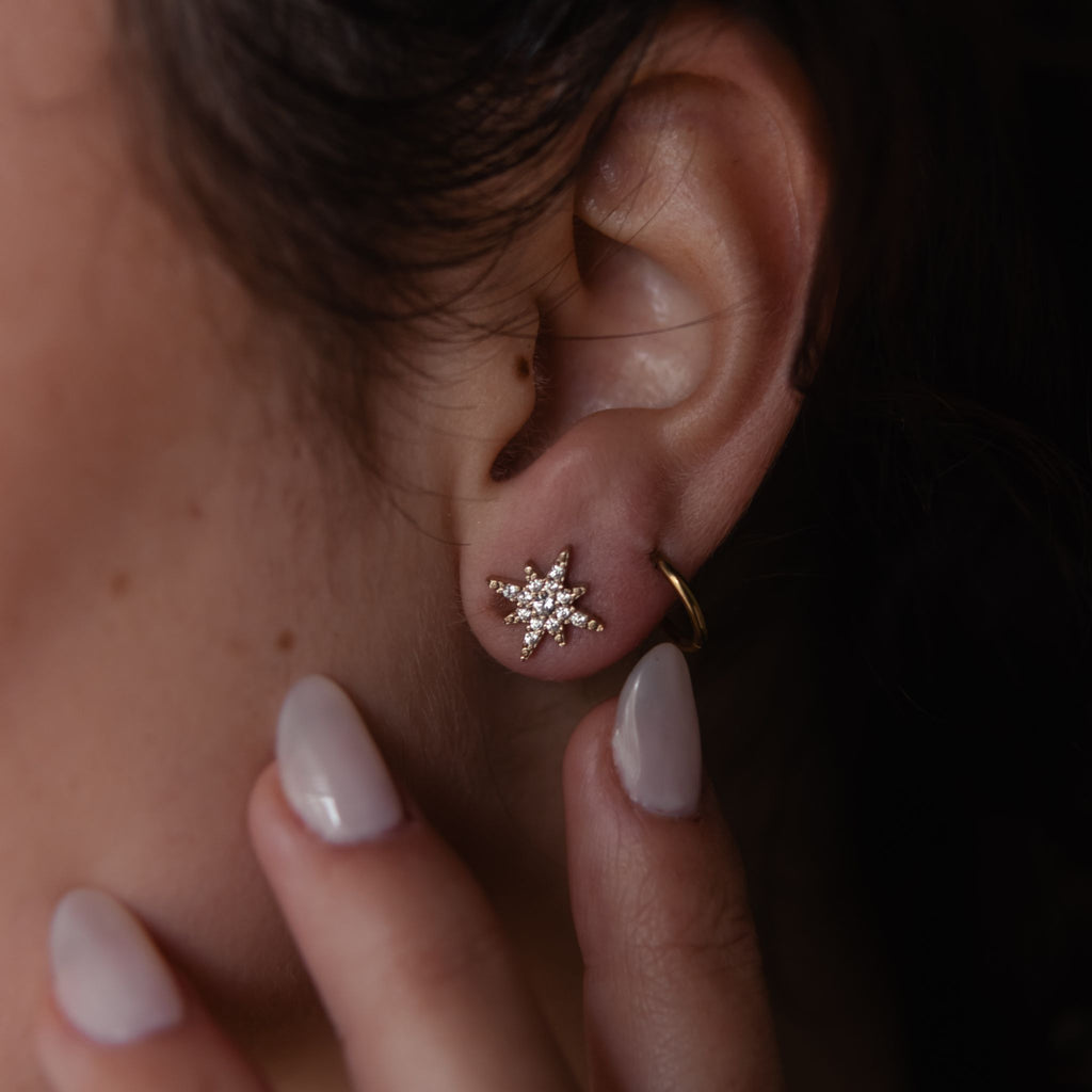 STAR | Brincos Curtos em Formato Estrela com Zircônias em Aço Inox